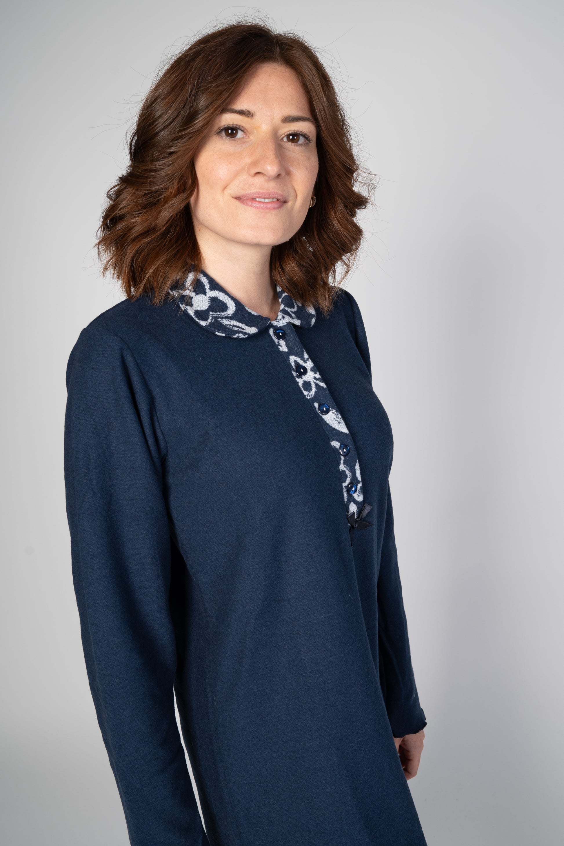 Camicia da notte in caldo punto milano, cotone felpato con colletto colleggiale e abbottonatura profonda